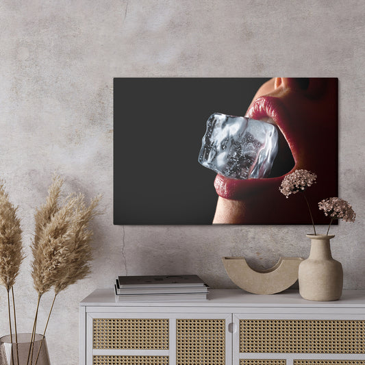 Obraz Na Płótnie Kobieta Z Kostką Lodu W Ustach