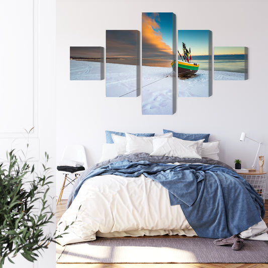 Obraz Wieloczęściowy Kuter Rybacki Na Zaśnieżonej Plaży W Sopocie