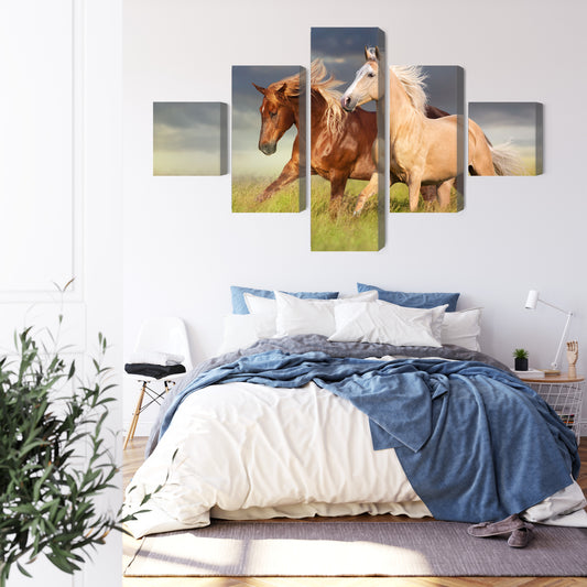 Obraz Wieloczęściowy Konie Galopujące Po Łące 3D