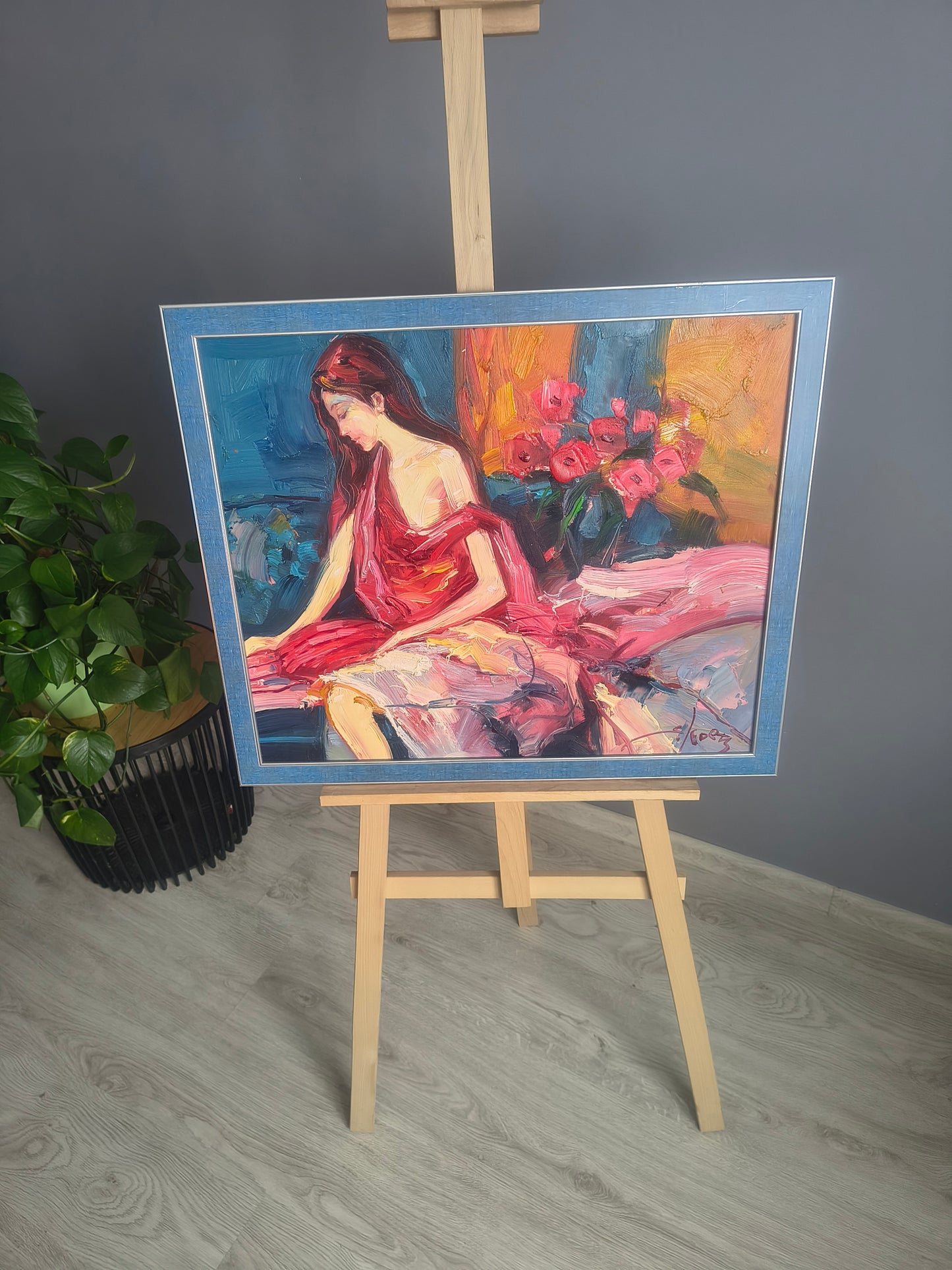 Frau in Rot – Impression mit Blumen