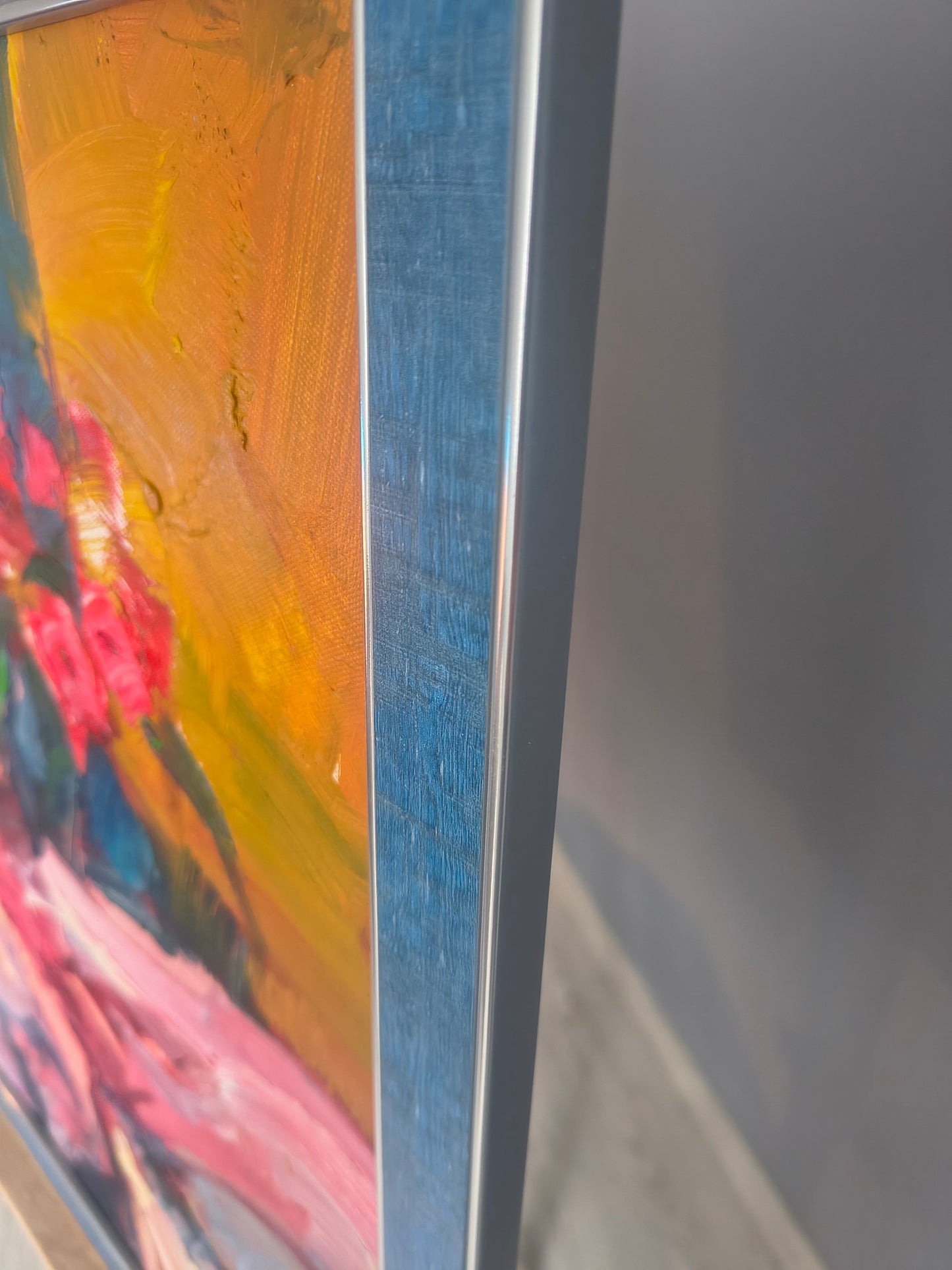 Frau in Rot – Impression mit Blumen